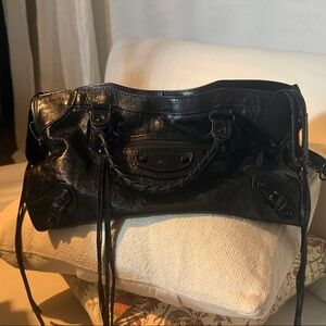 Black Shoulder City Bag lookalike 👀